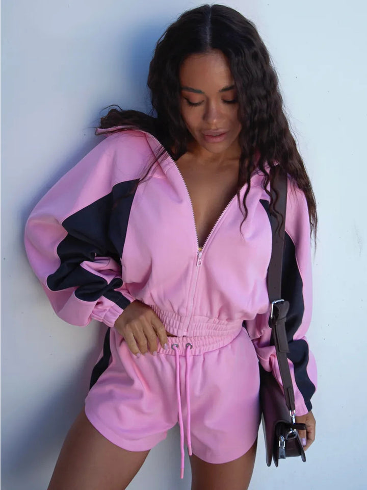 Damer sportiga fritidsset med hoodie och shorts Mirla-Eva Jonsson