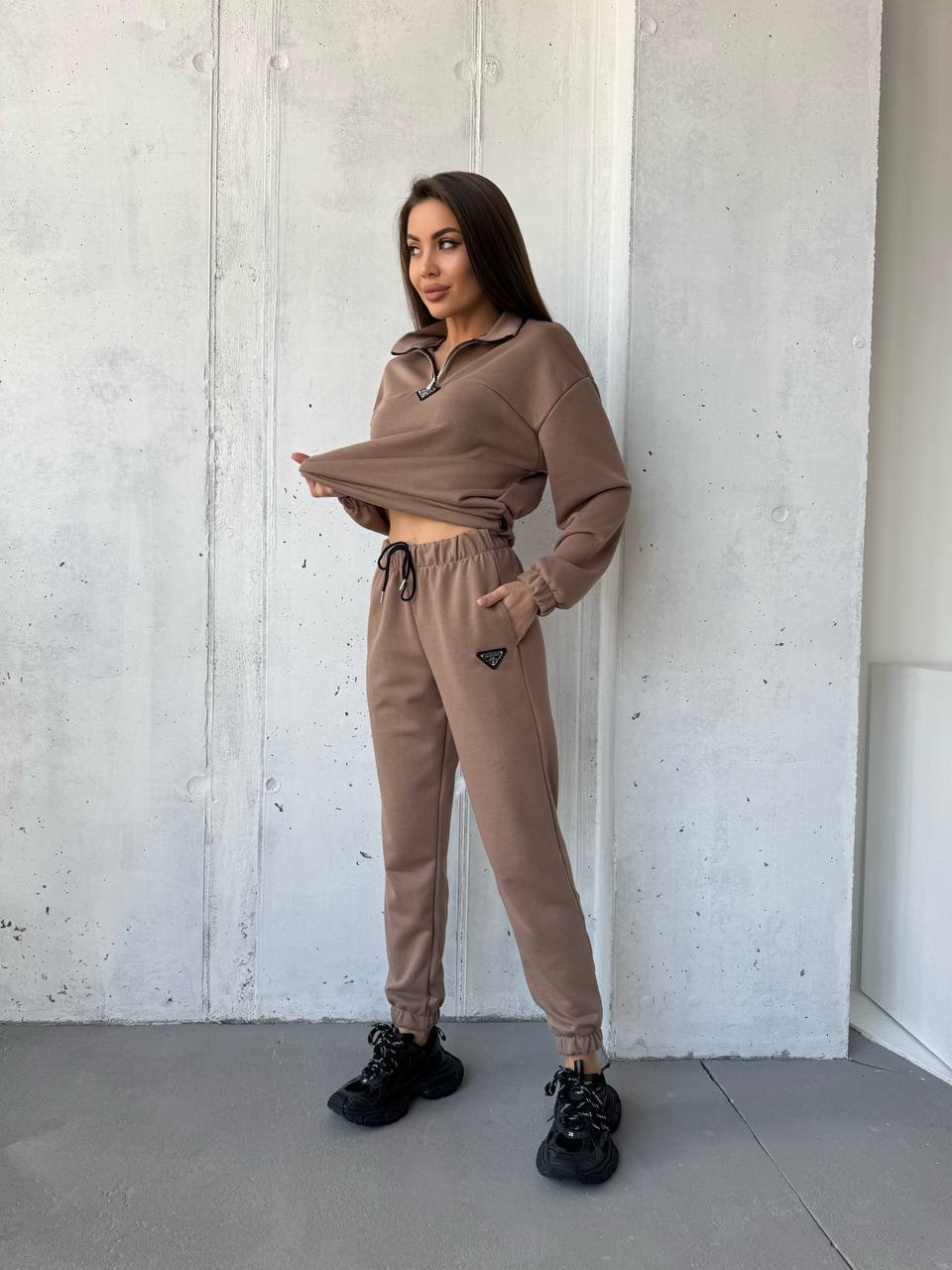 Damer sportigt fritidsset med hög krage och elastiska muddar Mirla-Eva Jonsson