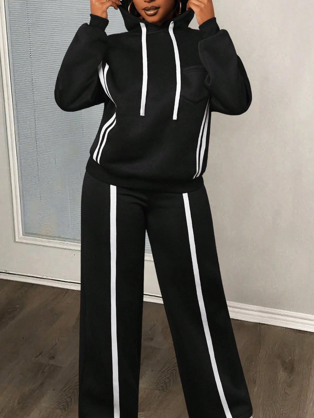 Damer sportigt lounge-set med modern hoodie och vida byxor Eva Jonsson-Eva Jonsson