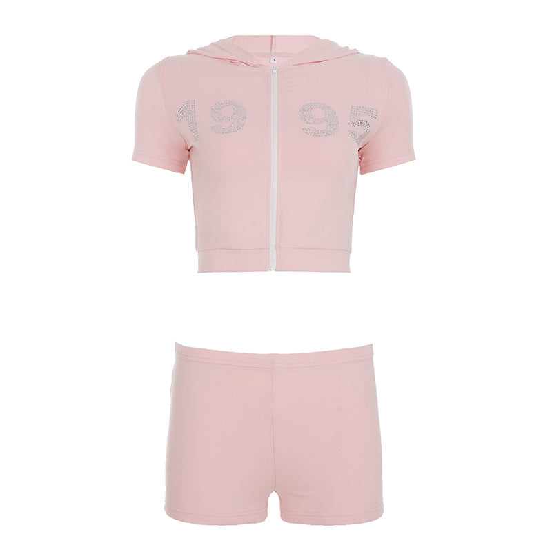 Damer sportigt tvådelat set med huva och korta shorts Mirla-Eva Jonsson
