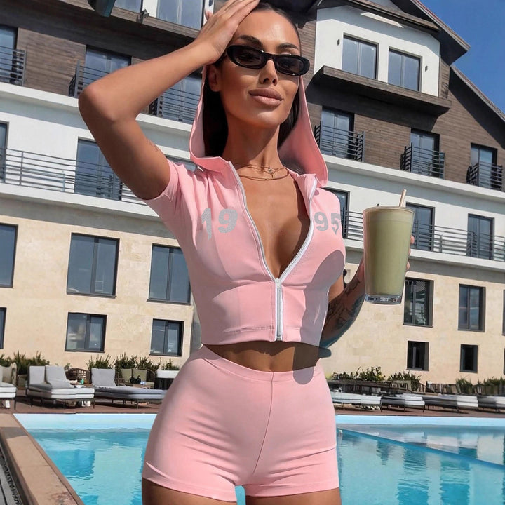 Damer sportigt tvådelat set med huva och korta shorts Mirla-Eva Jonsson