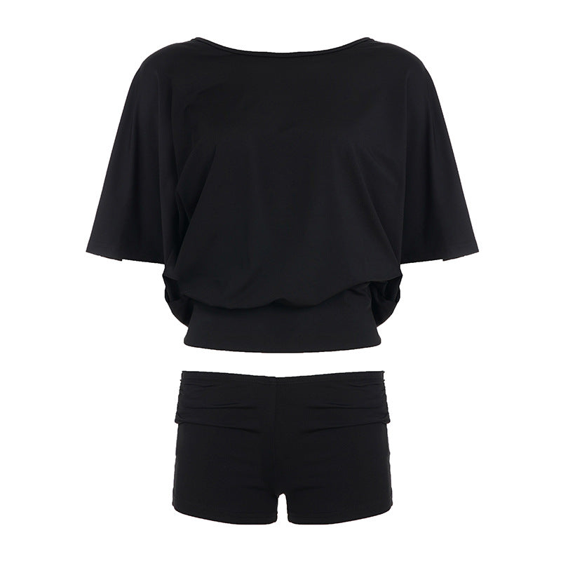Damer sportigt tvådelat set med oversized överdel och korta shorts Mirla-Eva Jonsson