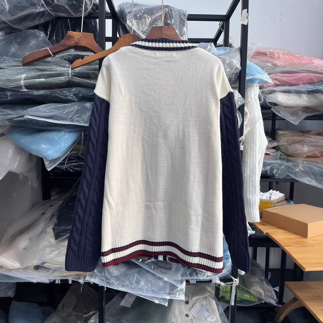 Damer stickad cardigan med V-ringning och sofistikerat mönster Mirla-Eva Jonsson