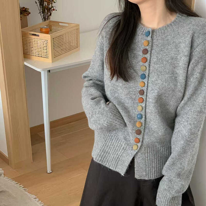 Damer stickad cardigan med färgglada knappdetaljer och behaglig passform Eva Jonsson-Eva Jonsson