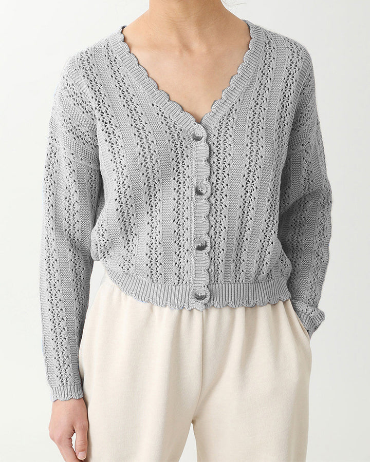 Damer stickad cardigan med feminin volang och knappdetaljer Mirla-Eva Jonsson
