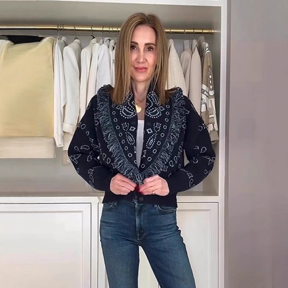 Damer stickad cardigan med fransiga detaljer och geometriskt mönster Mirla-Eva Jonsson