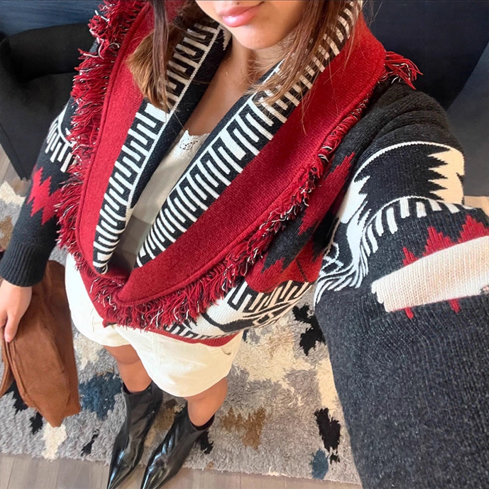 Damer stickad cardigan med fransiga detaljer och geometriskt mönster Mirla-Eva Jonsson