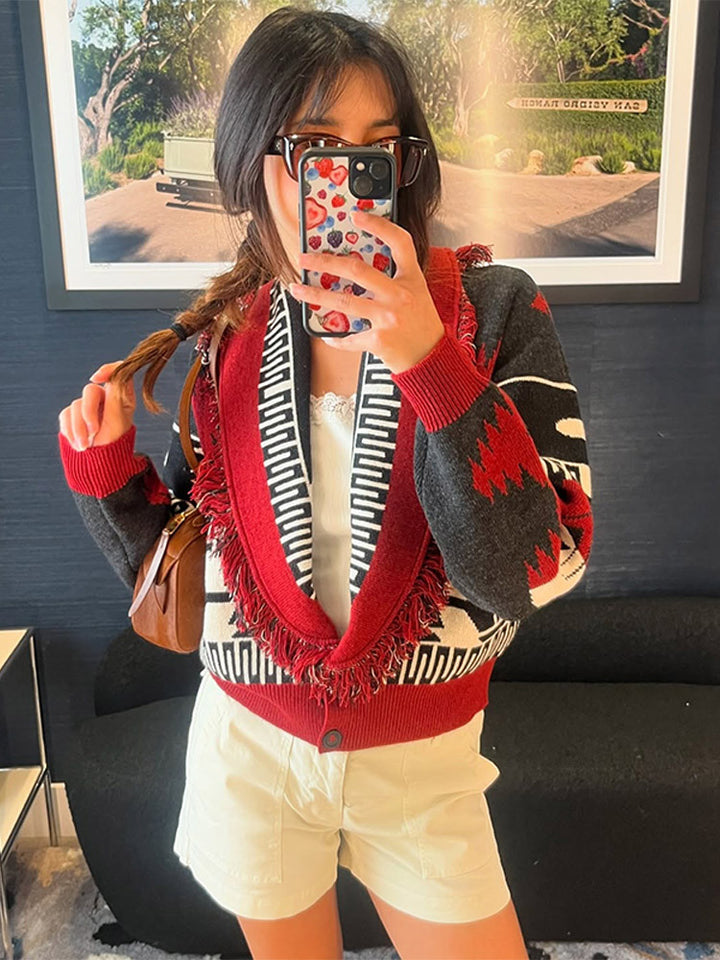 Damer stickad cardigan med fransiga detaljer och geometriskt mönster Mirla-Eva Jonsson