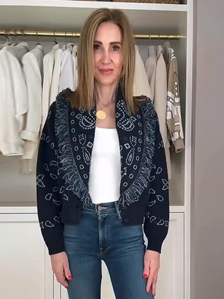 Damer stickad cardigan med fransiga detaljer och geometriskt mönster Mirla-Eva Jonsson