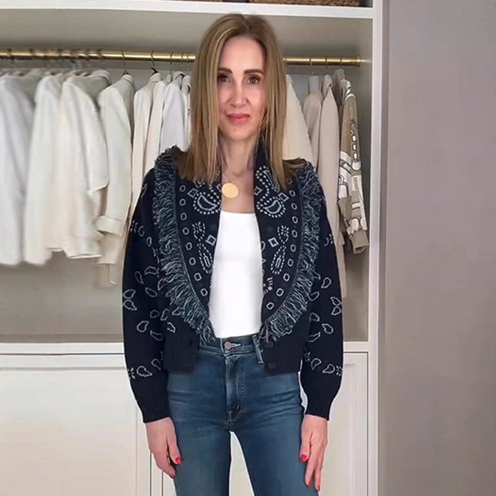 Damer stickad cardigan med fransiga detaljer och geometriskt mönster Mirla-Eva Jonsson