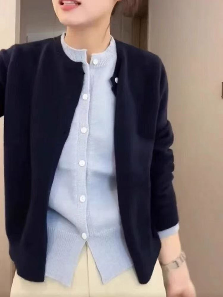 Damer stickad cardigan med rund halsringning och knappdetalj Eva Jonsson-Eva Jonsson