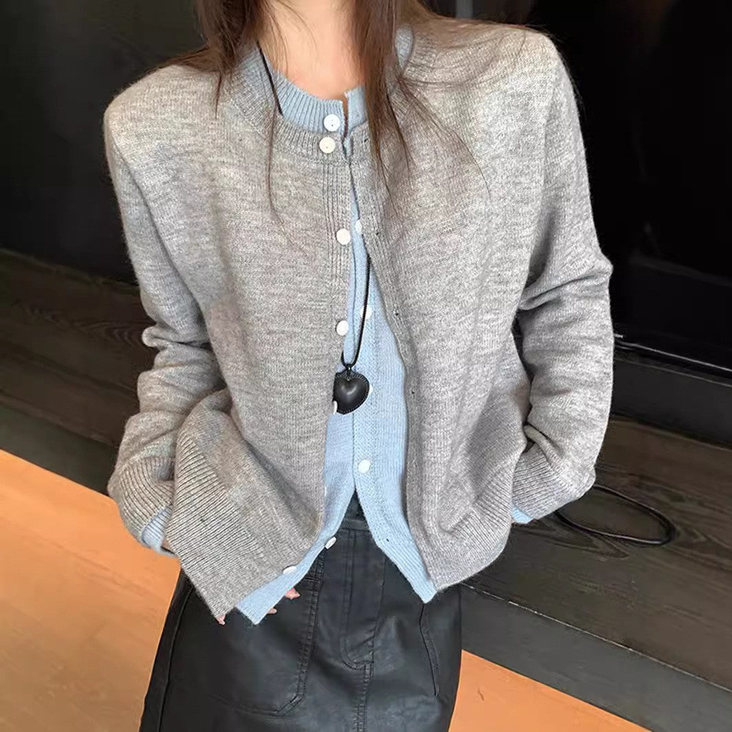 Damer stickad cardigan med rund halsringning och knappdetalj Eva Jonsson-Eva Jonsson