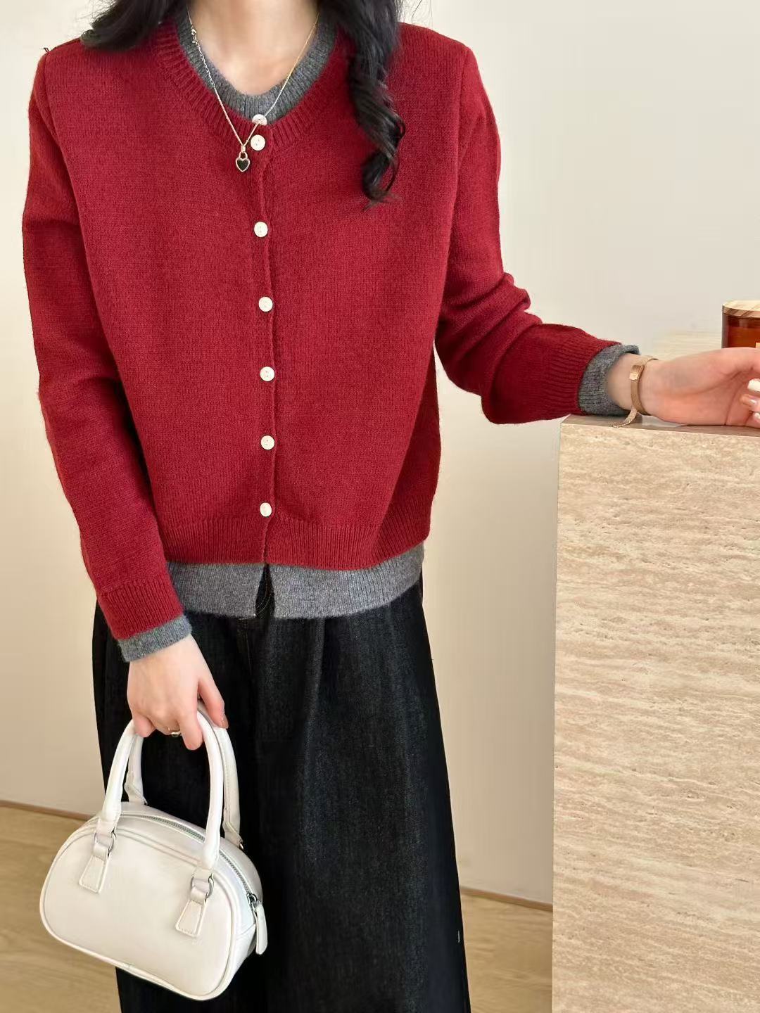 Damer stickad cardigan med rund halsringning och knappdetalj Eva Jonsson-Eva Jonsson