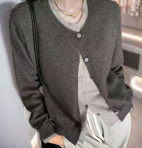 Damer stickad cardigan med rund halsringning och knappdetalj Eva Jonsson-Eva Jonsson