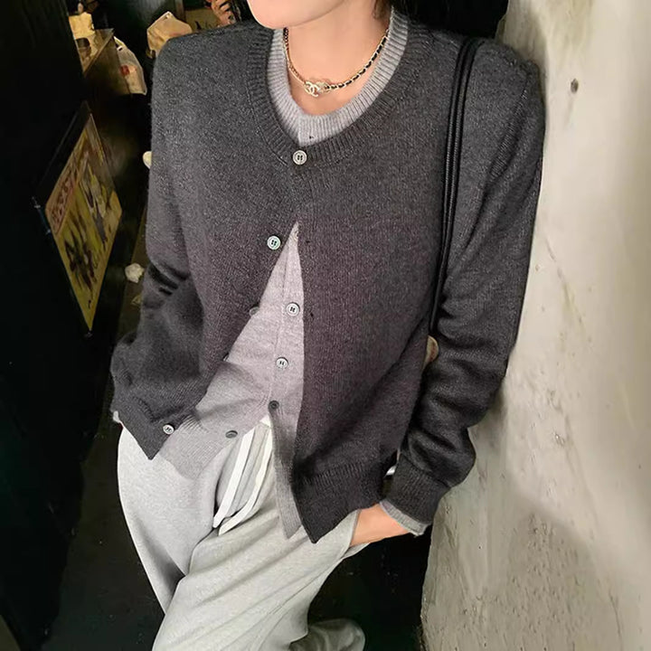 Damer stickad cardigan med rund halsringning och knappdetalj Eva Jonsson-Eva Jonsson