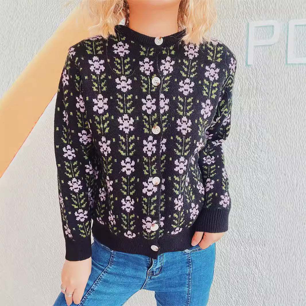 Damer stickad jacka med blommönster och genomgående knappslå Mirla-Eva Jonsson
