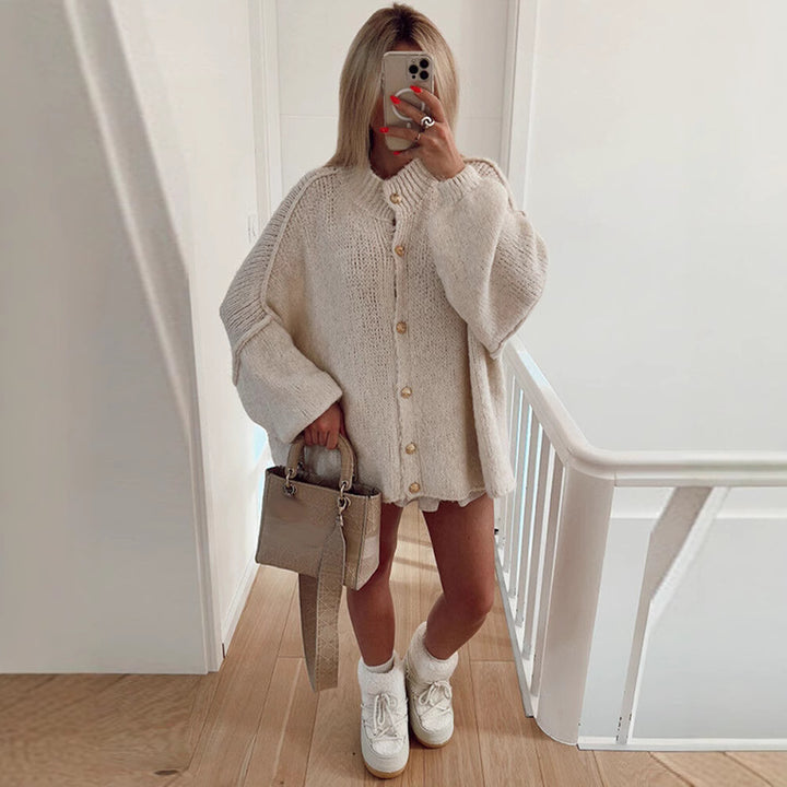 Damer stickad jacka med oversized passform och eleganta knappdetaljer Mirla-Eva Jonsson