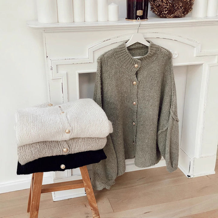 Damer stickad jacka med oversized passform och eleganta knappdetaljer Mirla-Eva Jonsson