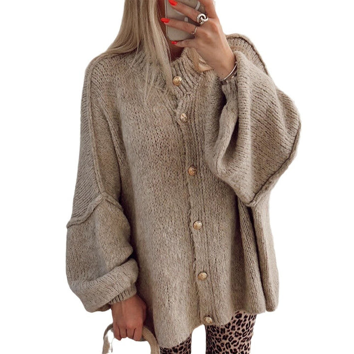 Damer stickad jacka med oversized passform och eleganta knappdetaljer Mirla-Eva Jonsson