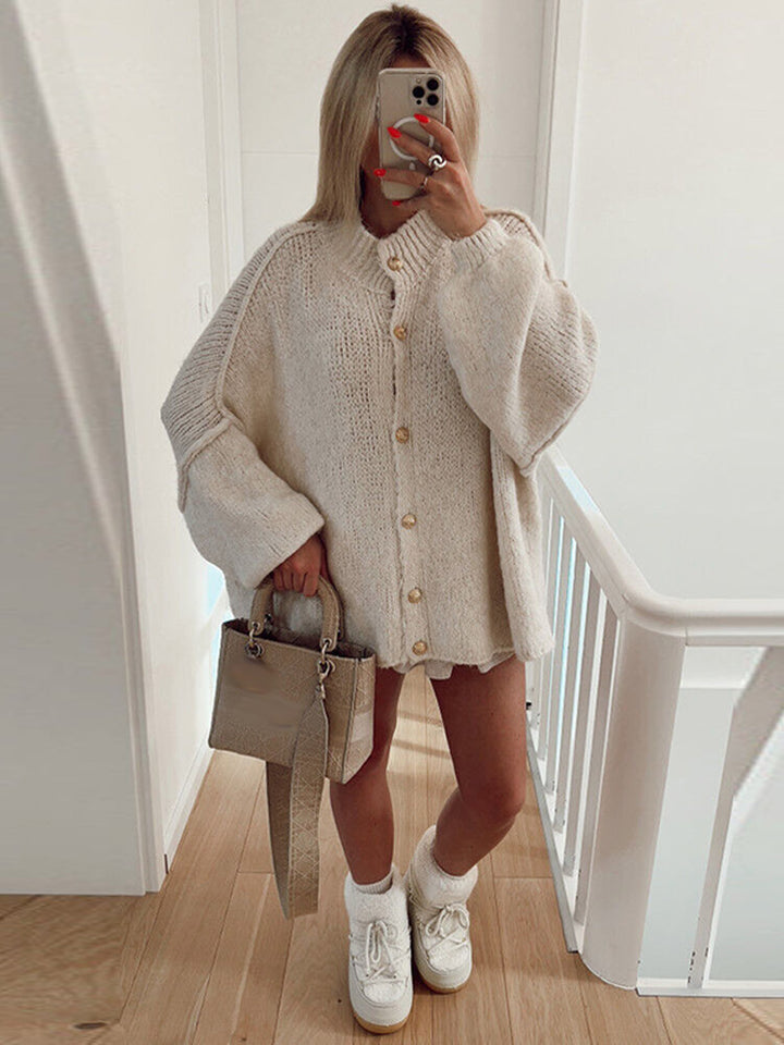 Damer stickad jacka med oversized passform och eleganta knappdetaljer Mirla-Eva Jonsson