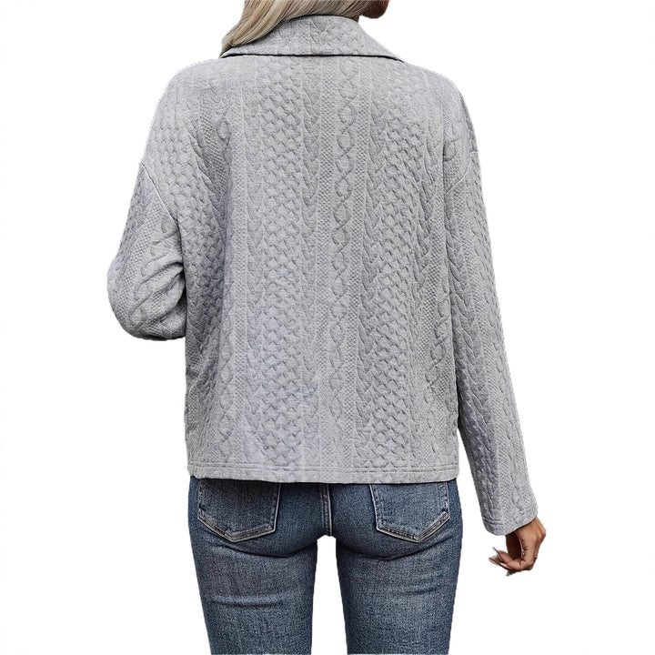 Damer stickad jacka med strukturerad flätdesign och praktiska fickor Mirla-Eva Jonsson