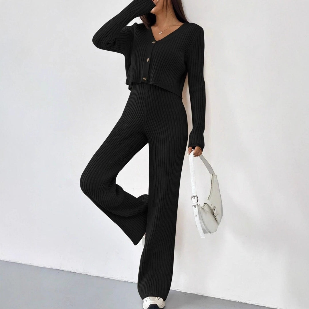 Damer stickad jumpsuit med avslappnad V-hals och vida ben Mirla-Eva Jonsson