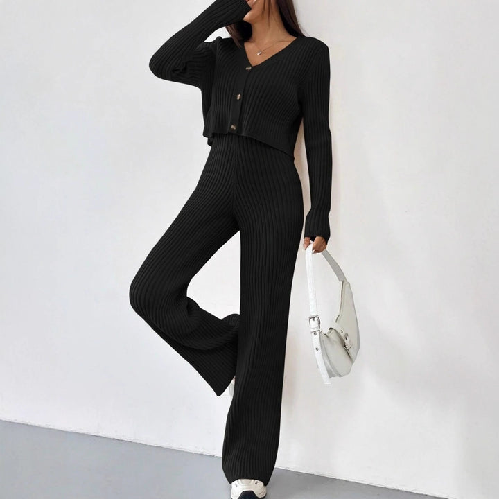 Damer stickad jumpsuit med avslappnad V-hals och vida ben Mirla-Eva Jonsson