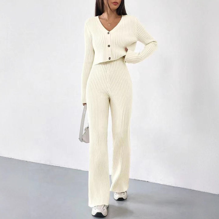 Damer stickad jumpsuit med avslappnad V-hals och vida ben Mirla-Eva Jonsson