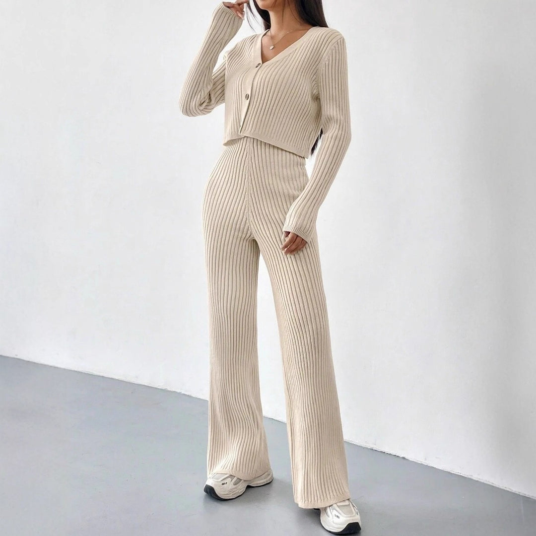 Damer stickad jumpsuit med avslappnad V-hals och vida ben Mirla-Eva Jonsson