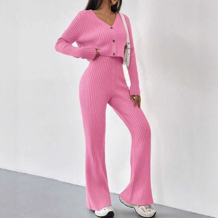 Damer stickad jumpsuit med avslappnad V-hals och vida ben Mirla-Eva Jonsson
