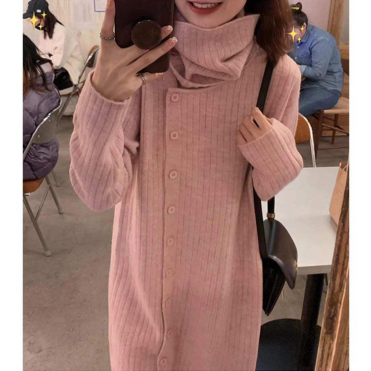 Damer stickad klänning med bred polokrage och kontinuerlig knappslå Mirla-Eva Jonsson