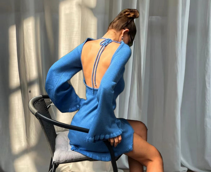 Damer stickad klänning med djup ryggutskärning och vida ärmar Mirla-Eva Jonsson