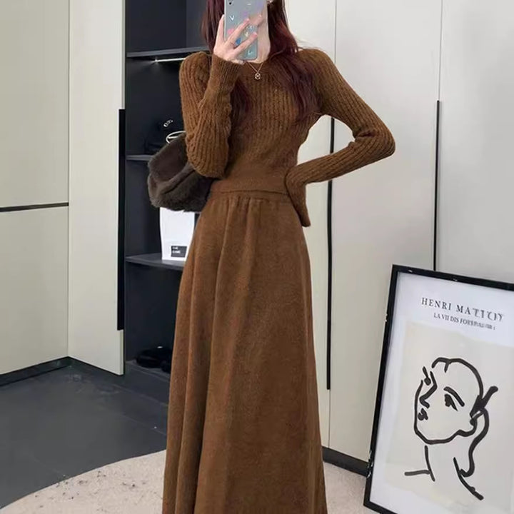 Damer stickad klänning med figurspelandes design och elegant silhuett Mirla-Eva Jonsson