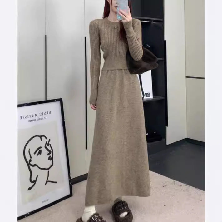 Damer stickad klänning med figurspelandes design och elegant silhuett Mirla-Eva Jonsson