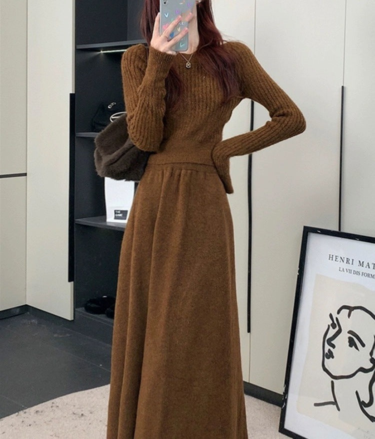 Damer stickad klänning med figurspelandes design och elegant silhuett Mirla-Eva Jonsson