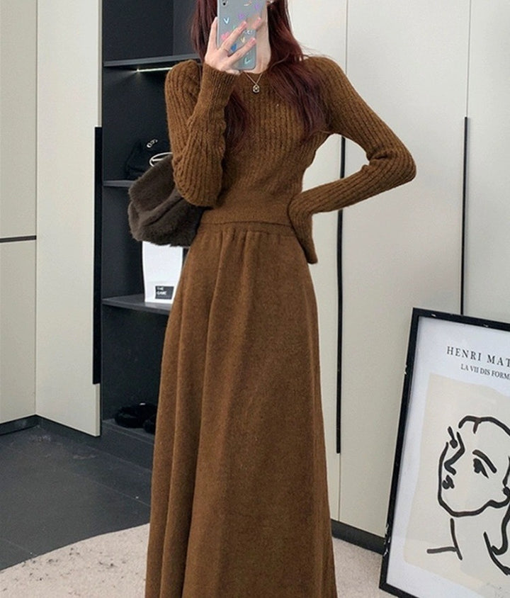 Damer stickad klänning med figurspelandes design och elegant silhuett Mirla-Eva Jonsson