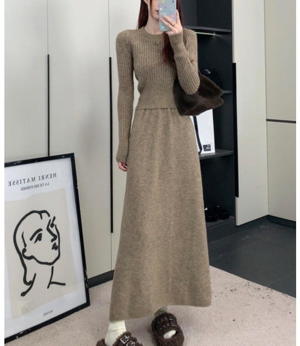 Damer stickad klänning med figurspelandes design och elegant silhuett Mirla-Eva Jonsson