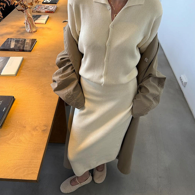 Damer stickad klänning med knappslå och smal silhuett Mirla-Eva Jonsson