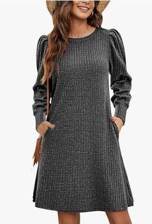 Damer stickad klänning med volangdetaljer och sidofickor Mirla-Eva Jonsson