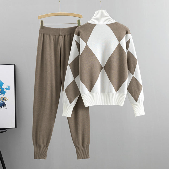 Damer stickad kostym med modernt rombmönster och hög hals Mirla-Eva Jonsson