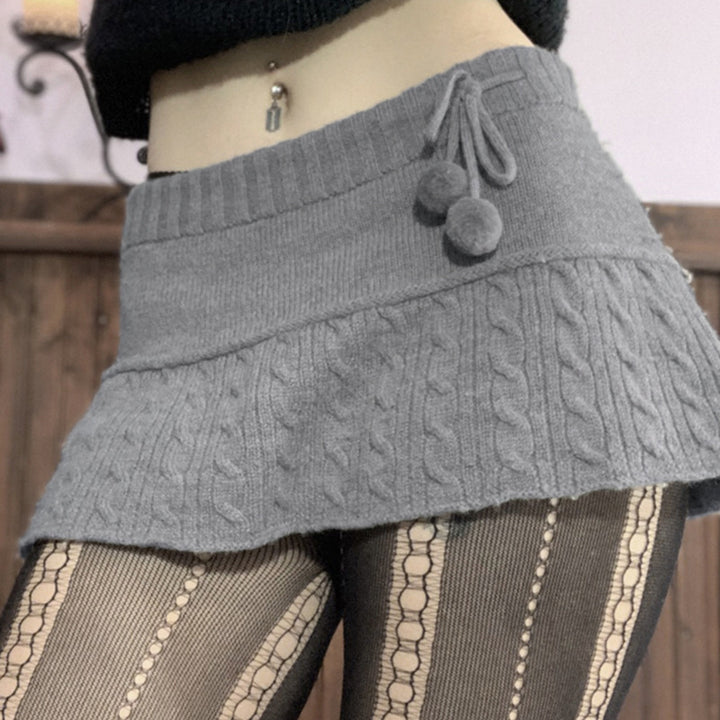 Damer stickad minikjol med dekorativa pom poms och elastisk midja Mirla-Eva Jonsson