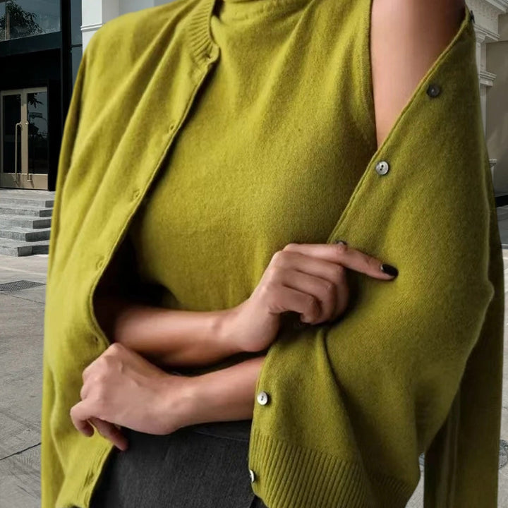 Damer stickad överdel med elegant knapplist och moderna detaljer Mirla-Eva Jonsson