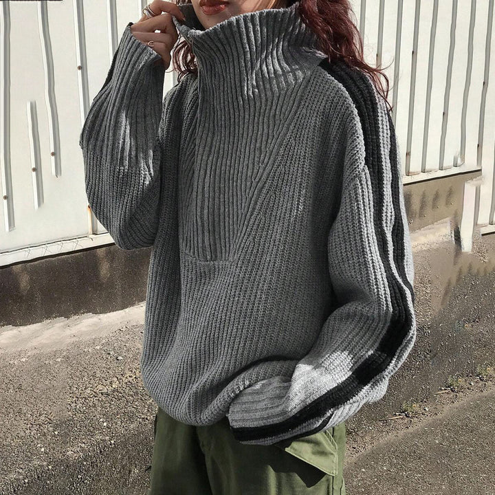 Damer stickad oversized tröja med unik ribbdesign och breda ränder Mirla-Eva Jonsson