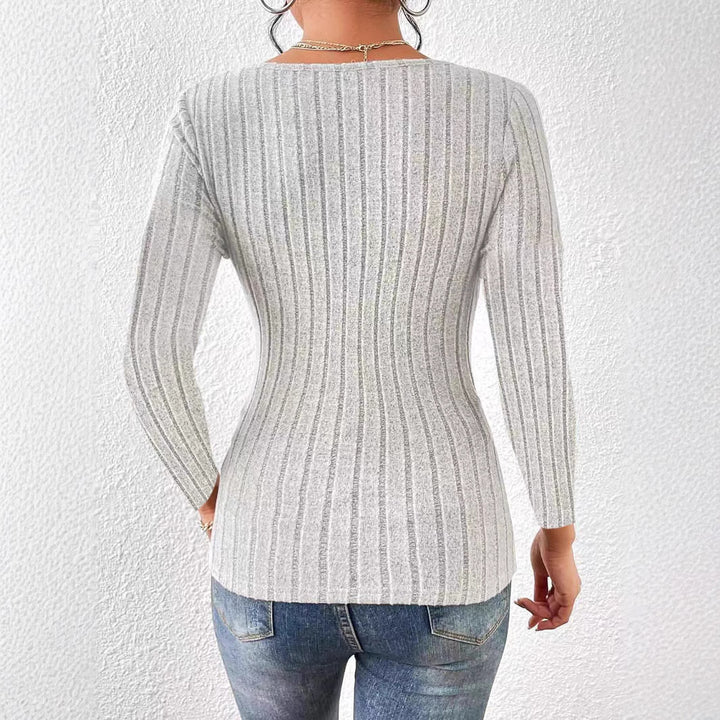 Damer stickad topp med V-ringning och eleganta ribbdetaljer Mirla-Eva Jonsson