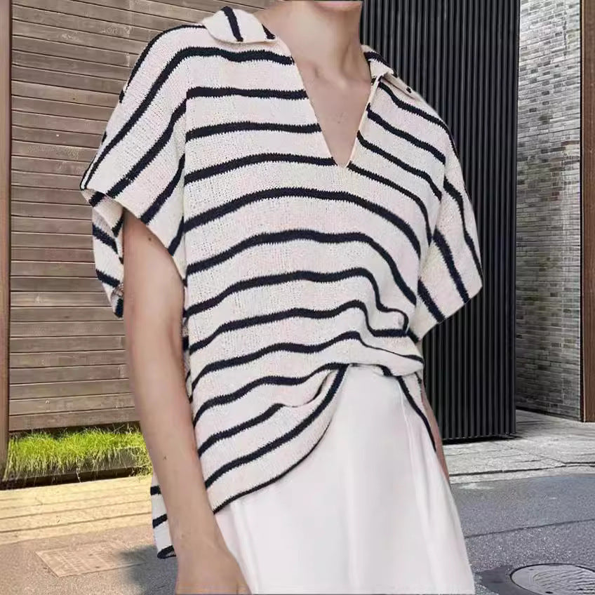 Damer stickad topp med elegant krage och modernt randmönster Mirla-Eva Jonsson