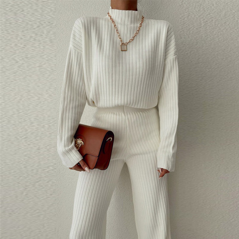 Damer stickad tröja i avslappnad oversized-stil med fin ribbstruktur och hög krage Mirla-Eva Jonsson