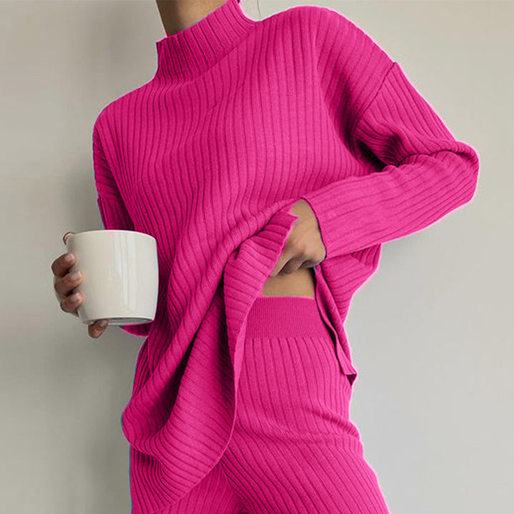 Damer stickad tröja i avslappnad oversized-stil med fin ribbstruktur och hög krage Mirla-Eva Jonsson