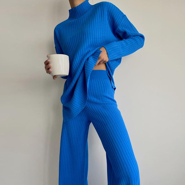 Damer stickad tröja i avslappnad oversized-stil med fin ribbstruktur och hög krage Mirla-Eva Jonsson