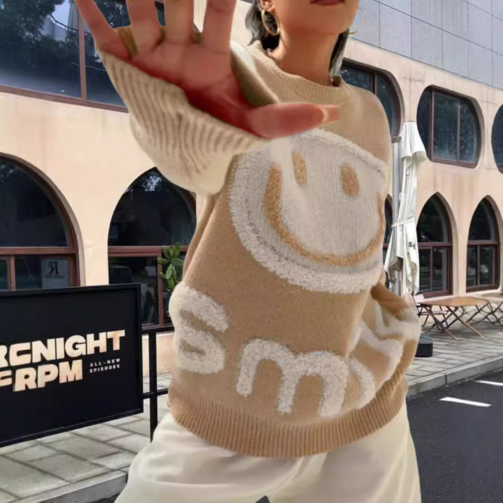 Damer stickad tröja med glatt emoji-motiv och bekväm passform Mirla-Eva Jonsson