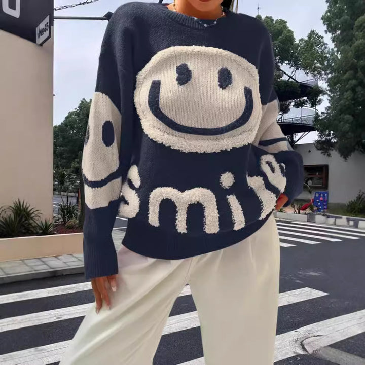Damer stickad tröja med glatt emoji-motiv och bekväm passform Mirla-Eva Jonsson